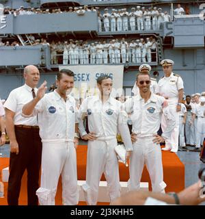 Le 22 octobre 1968, l'équipage de l'Apollo 7 à bord du porte-avions USS Essex de la Marine américaine après splashdown. Il s'agissait du premier Apollo splashdown et, par conséquent, du premier « atterrissage » de trois personnes pour la NASA. De gauche à droite se trouvent les astronautes Walter Schirra, commandant; Don Eisele, pilote du module de commande; Walter Cunningham, pilote de module lunaire. Dans le contexte de gauche se trouve le Dr Donald E. Stullken, chef de l'équipe de récupération de la NASA, de la division Landing and Recovery du centre spatial habité. Banque D'Images