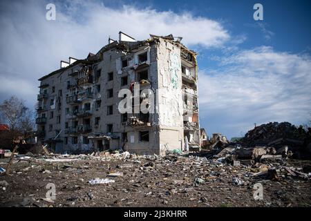 Borodyanka, Ukraine. 08th avril 2022. Un bâtiment qui a été endommagé par des bombardements à Borodyanka, une ville en dehors de Kiev qui a été récemment libérée de l'occupation russe. Crédit : SOPA Images Limited/Alamy Live News Banque D'Images