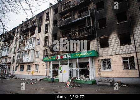 Borodyanka, Ukraine. 08th avril 2022. Un bâtiment endommagé par des bombardements à Borodyanka, une ville en dehors de Kiev qui a été récemment libérée de l'occupation russe. Crédit : SOPA Images Limited/Alamy Live News Banque D'Images