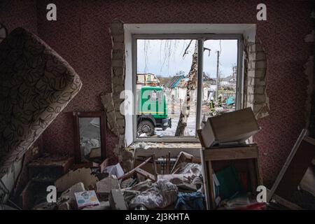 Borodyanka, Ukraine. 08th avril 2022. L'intérieur d'un appartement a été lourdement endommagé par des bombardements à Borodyanka, une ville à l'extérieur de Kiev qui a été récemment libérée de l'occupation russe. Crédit : SOPA Images Limited/Alamy Live News Banque D'Images