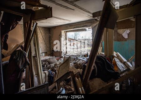 Borodyanka, Ukraine. 08th avril 2022. L'intérieur d'un appartement a été lourdement endommagé par des bombardements à Borodyanka, une ville à l'extérieur de Kiev qui a été récemment libérée de l'occupation russe. (Photo par Laurel Chor/SOPA Images/Sipa USA) crédit: SIPA USA/Alay Live News Banque D'Images