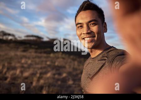 Je ne peux pas oublier de saisir ce moment. Photo d'un jeune homme s'exerçant dans la nature. Banque D'Images