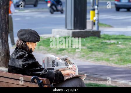 Photo d'une vieille femme lisant un journal de la presse serbe dans la capitale de la Serbie, Belgrade Banque D'Images