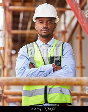 Se réunir est un début garder ensemble est le progrès. Photo d'un jeune homme travaillant sur un chantier extérieur. Banque D'Images