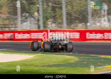 Melbourne, Australie. 08th avril 2022. Daniel Ricciardo, d'Australie, conduit la McLaren MCL36 Mercedes numéro 3 pendant la pratique avant le Grand Prix d'Australie 2022 sur le circuit Albert Park Grand Prix Credit: SOPA Images Limited/Alay Live News Banque D'Images