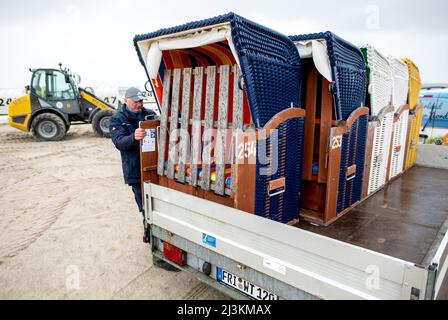 Hooksiel, Allemagne. 05th avril 2022. Les employés de Wangerland Touristik GmbH ont installé des chaises de plage sur une partie de plage par temps pluvieux. Les préparatifs pour le début de la saison sont en cours sur la côte de la mer du Nord de Basse-Saxe. Credit: Hauke-Christian Dittrich/dpa/Alay Live News Banque D'Images