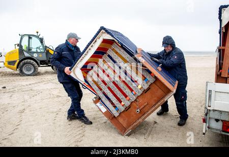 Hooksiel, Allemagne. 05th avril 2022. Les employés de Wangerland Touristik GmbH ont installé des chaises de plage sur une partie de plage par temps pluvieux. Les préparatifs pour le début de la saison sont en cours sur la côte de la mer du Nord de Basse-Saxe. Credit: Hauke-Christian Dittrich/dpa/Alay Live News Banque D'Images