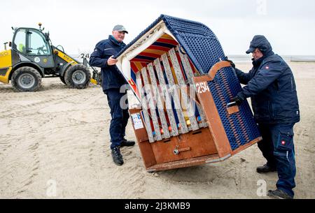 Hooksiel, Allemagne. 05th avril 2022. Les employés de Wangerland Touristik GmbH ont installé des chaises de plage sur une partie de plage par temps pluvieux. Les préparatifs pour le début de la saison sont en cours sur la côte de la mer du Nord de Basse-Saxe. Credit: Hauke-Christian Dittrich/dpa/Alay Live News Banque D'Images