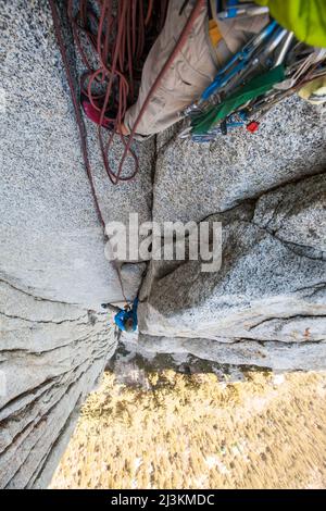 En regardant depuis le bellay, un grimpeur suit un itinéraire appelé Wodunnit High sur Tahquitz Rock. Banque D'Images