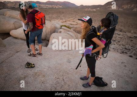 Les randonneurs sur le dessus de l'Œil l'acheminer sur le Rock Cyclope dans Joshua Tree National Park. Banque D'Images