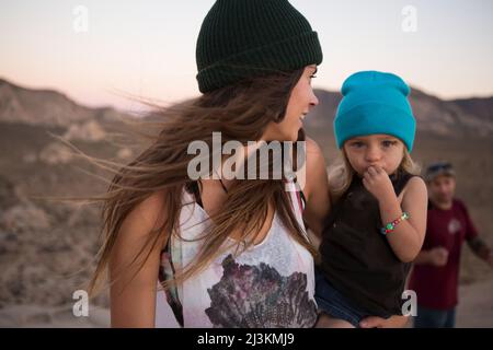 Les randonneurs et un enfant en plus de Rock Cyclope dans Joshua Tree National Park au coucher du soleil. Banque D'Images