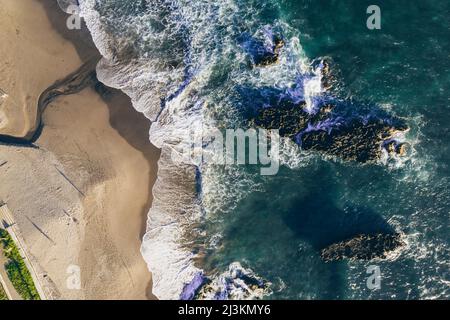 Vue aérienne par drone de la plage et du surf sur le rivage à Batu Bolong; Canggu, Bali, Indonésie Banque D'Images