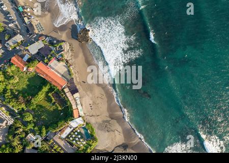 Drone vue aérienne de la plage et des bâtiments sur le rivage à Batu Bolong; Canggu, Bali, Indonésie Banque D'Images