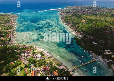 Antenne de la voie navigable et l'emblématique Pont jaune reliant Nusa Lembongan et Nusa Ceningan, montrant également les zones sous-marines de l'algue... Banque D'Images