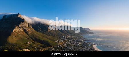 Formation de nuages créant un effet toile de table sur la chaîne de montagnes des douze Apôtres avec une vue d'ensemble de la ville du Cap et de camps Ba... Banque D'Images