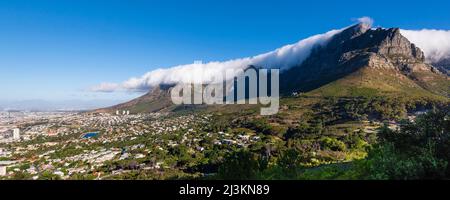 Formation de nuages créant l'effet de nappe au-dessus de Table Mountain avec une vue d'ensemble de la ville du Cap depuis signal Hill Banque D'Images