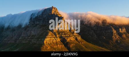 Vue de la montagne de la Table ensoleillée depuis Lion's Head avec une formation de nuages créant un effet de toile de table sur les sommets de la montagne Banque D'Images