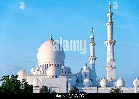 Vue extérieure sur les minarets et les dômes de la Grande Mosquée d'Abu Dhabi, Émirats arabes Unis, en fin d'après-midi Banque D'Images