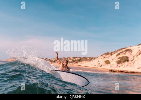 Portrait d'un surfeur sur les vagues sur le cap est de la péninsule de Baja; Cabo San Lucas, Baja California sur, Mexique Banque D'Images