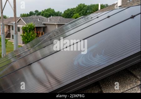 Accent sélectif sur les panneaux solaires installés sur un toit de bardeaux en asphalte résidentiel Banque D'Images