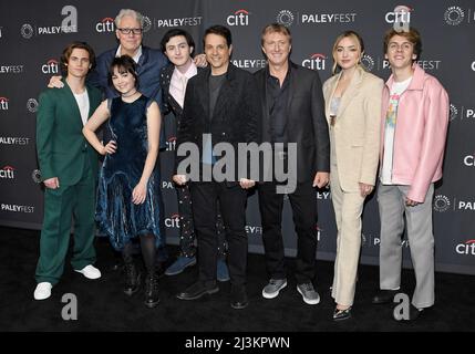 Los Angeles, États-Unis. 08th avril 2022. (G-D) COBRA KAI Cast - Tanner Buchanan, Thomas Ian Griffith, Mary Mouser, Gianni DeCenzo, Ralph Macchio, William Zabka, Peyton List et Jacob Bertrand à PaleyFest LA - COBRA KAI tenue au Dolby Theatre à Hollywood, CA le vendredi 8 avril 2022. (Photo par Sthanlee B. Mirador/Sipa USA) crédit: SIPA USA/Alay Live News Banque D'Images