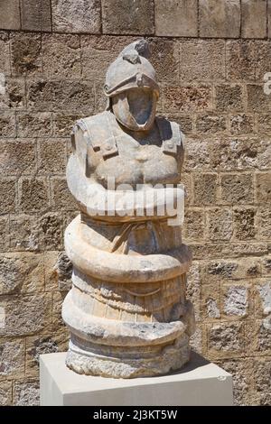 Statue de soldat, musée archéologique, vieille ville de Rhodes en Grèce; Rhodes, Dodécanèse, Grèce Banque D'Images