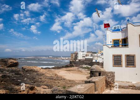 Vue sur l'océan Atlantique sur les rives d'Essaouira - ville de pêche du Maroc ; Essaouira, Maroc Banque D'Images