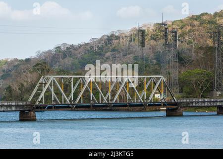 Un pont et un équipement de communication bordent l'eau du canal de Panama près de la section appelée Culebra Cut, anciennement Gaillard Cut; Panama Banque D'Images