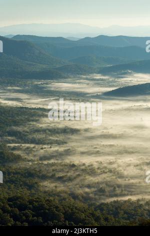 Depuis la vue sur Ponding Mill, les nuages remplissent une vallée dans les Blue Ridge Mountains de Caroline du Nord, États-Unis ; Caroline du Nord, États-Unis d'Amérique Banque D'Images