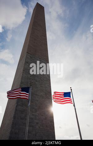 Stars and Stripes à côté du Washington Monument, Washington DC, États-Unis; Washington DC, États-Unis d'Amérique Banque D'Images