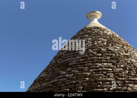 Maison 'Trullo', cabane traditionnelle en pierre sèche des Pouilles avec un toit conique, près de Bari; Puglia, Italie Banque D'Images