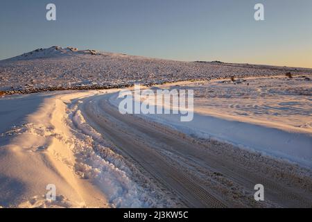 Vue d'hiver du Haytor à Ashburton Road à Rippon Tor, près de Bovey Tracey dans le parc national de Dartmoor; Devon, Angleterre Banque D'Images