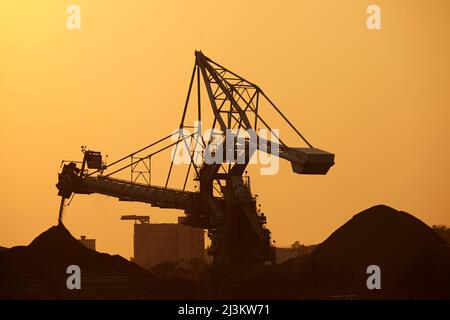 Une silhouette d'une centrale au charbon au coucher du soleil, Lamma Island, Hong Kong.; Yung Shue WAN, Lamma Island, Hong Kong, Chine. Banque D'Images