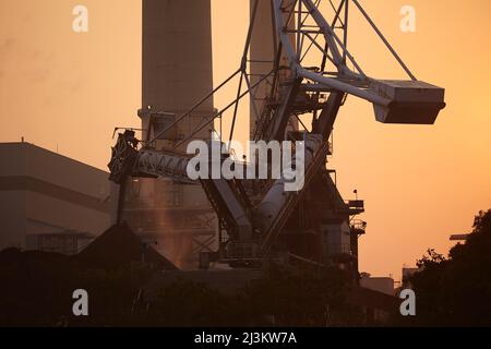 Une silhouette d'une centrale au charbon au coucher du soleil, Lamma Island, Hong Kong.; Yung Shue WAN, Lamma Island, Hong Kong, Chine. Banque D'Images