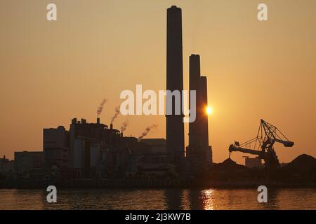 Une silhouette d'une centrale au charbon au coucher du soleil, Lamma Island, Hong Kong.; Yung Shue WAN, Lamma Island, Hong Kong, Chine. Banque D'Images