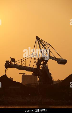 Une silhouette d'une centrale au charbon au coucher du soleil, Lamma Island, Hong Kong.; Yung Shue WAN, Lamma Island, Hong Kong, Chine. Banque D'Images