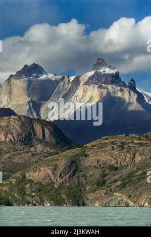 Les pics de Cuernos del Paine vus du lac Grey.; parc national Torres del Paine, Patagonie, Chili. Banque D'Images