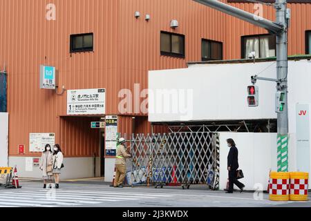 TOKYO, JAPON - 5 avril 2022 : rue avec entrée à la station de métro Toranomon Hills qui se trouve sur la ligne Hibiya du métro de Tokyo. Banque D'Images