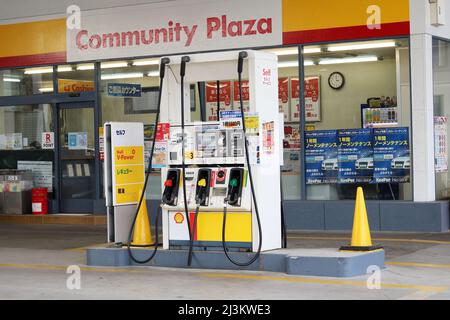 CHIBA, JAPON - 17 mars 2022 : distributeurs de carburant à la station-service Shell d'Ichikawa, dans la préfecture de Chiba, distribuant régulièrement, Shell V-Power et diesel. Banque D'Images