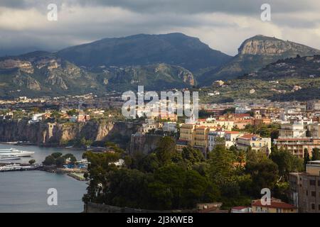 Une vue de Sorrento de l'ouest, près de Naples, le sud de l'Italie.; Sorrento, la province de Campanie, Italie. Banque D'Images