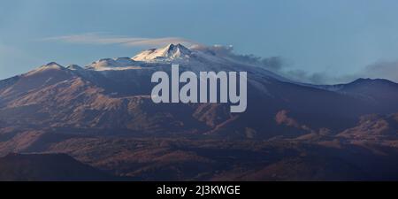 Mt Etna au coucher du soleil, Sicile, Italie. ; Catane, Sicile, Italie. Banque D'Images