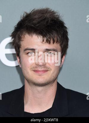 Los Angeles, États-Unis. 08th avril 2022. Joe Keery à l'événement de sélection de la finale de ÔSeveranceÕ qui a eu lieu au Théâtre de la Guilde des directeurs d'Amérique le 8 avril 2022 à Los Angeles, en Californie. © Janet Gough / AFF-USA.COM Credit: AFF/Alamy Live News Banque D'Images