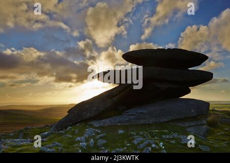 Rocks sur Rough Tor baigné de lumière au coucher du soleil, sur Bodmin Moor, Cornwall, en Grande-Bretagne. Banque D'Images