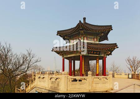 Un clocher traditionnel pavillon à Jiuhuashan Temple avec la ville moderne en arrière-plan, près de Lac Xuanwu, Nanjing, Jiangsu Province, China. Banque D'Images