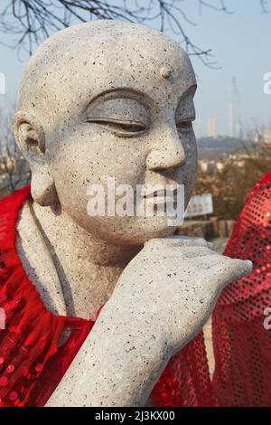 La statue d'un Luohan, ou un Bouddha vivant, au Temple Hotel, près de Lac Xuanwu, Nanjing, Jiangsu Province, China. Banque D'Images