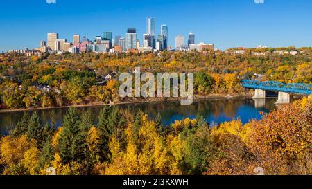 Vue sur les gratte-ciel du centre-ville d'Edmonton et les couleurs automnales de la vallée de la rivière le long de la rivière Saskatchewan Nord et de la rivière Dawson qui traverse la rivière Banque D'Images