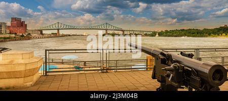 Canon d'artillerie à l'ancienne tour de l'horloge du port de Montréal et vue sur le pont Jacques-Cartier à Montréal; Montréal, Québec, Canada Banque D'Images