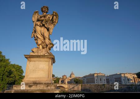 Statue de l'Ange avec les fouets sur le Ponte Sant'Angelo ; Rome, Italie Banque D'Images