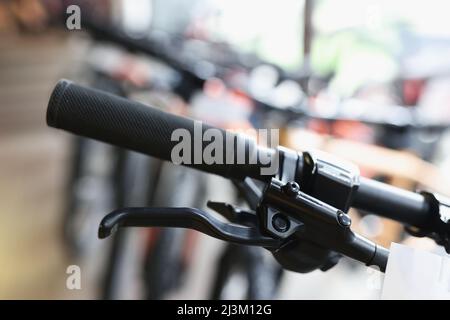 Guidon de vélo avec frein à main dans le stationnement en gros plan Banque D'Images