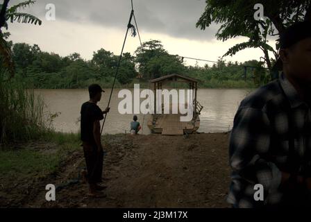 Radeau en bois pour le service de traversée de rivière à Pakis Jaya, Karawang, Java Ouest, Indonésie. Banque D'Images